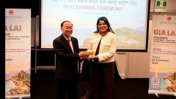  Bí thư Tỉnh ủy Thái Đại Ngọc trao quà lưu niệm cho đại diện chính quyền bang New South Wales (Australia). Ảnh: Ngọc Luận 