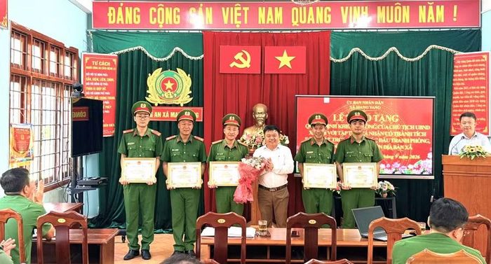  Trao giấy khen cho tập thể, cá nhân có thành tích xuất sắc trong đấu tranh phòng, chống tội phạm. Ảnh: Phước Linh 