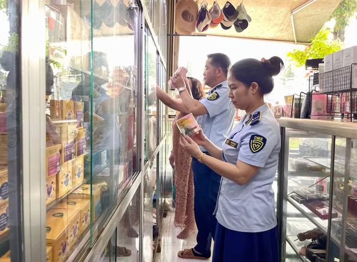  Việc tăng cường kiểm tra, kiểm soát thị trường sẽ kịp thời phát hiện, xử lý các hành vi vi phạm. Ảnh: Vũ Thảo 