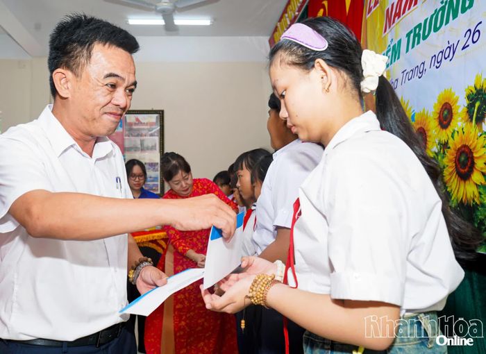 Ông Nguyễn Thanh Sơn trao quà cho học sinh ở Bích Đầm.