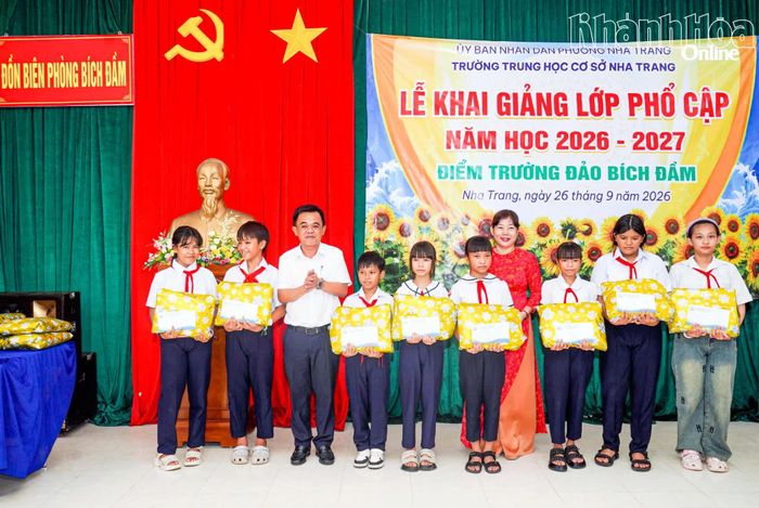 Ông Nguyễn Thanh Sơn - Chủ tịch UBND phường Nha Trang và bà Phan Thị Thảo Uyên - Hiệu trưởng Trường THCS Nha Trang tặng quà cho học sinh ở Bích Đầm.