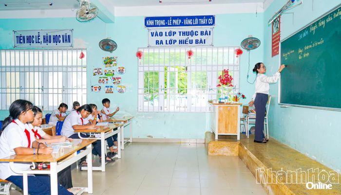 Giờ học Toán của các em học sinh lớp 6 ở Bích Đầm.