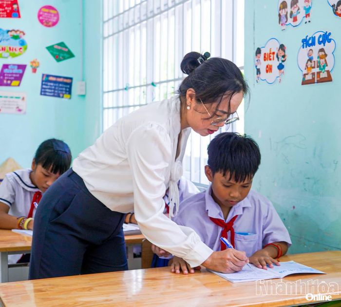 Cô Vũ Hoài Thu dạy học cho các em học sinh ở Bích Đầm.
