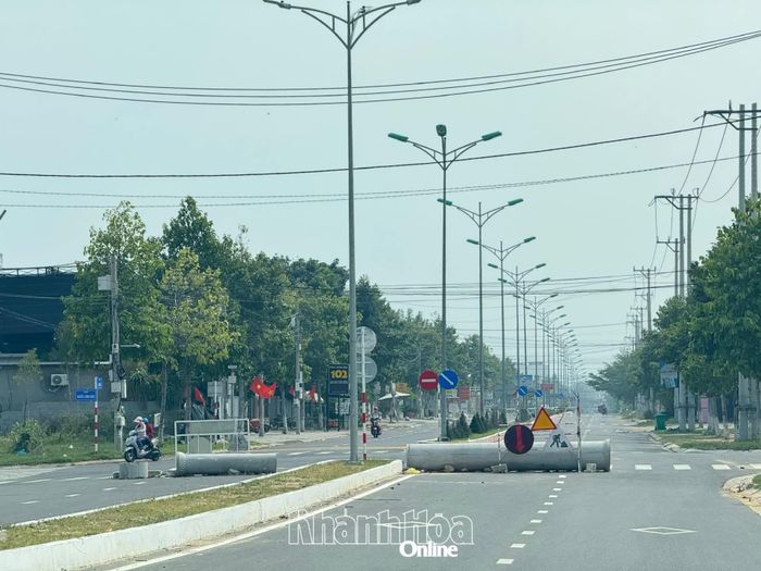 Đoạn đầu dự án tiếp giáp với đường Lê Duẩn - đoạn 2 và giao với đường Nguyễn Lương Bằng được chặn bằng những khối bê tông để hạn chế phương tiện giao thông đi vào.
