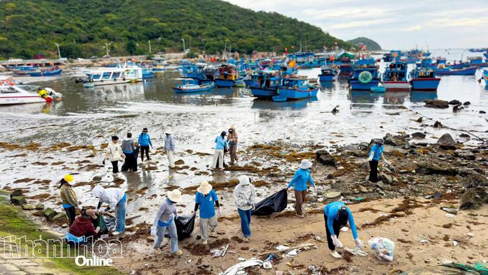 Người dân tham gia mô hình "1 giờ Vĩnh Hy xanh" ở xã Vĩnh Hải.