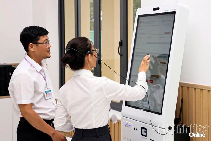 Robot AI để phục vụ người dân nộp hồ sơ trực tuyến tại phường Cam Ranh. Ảnh: VĂN KỲ