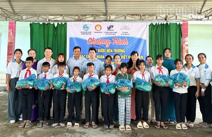 Tặng gạo cho các học sinh.