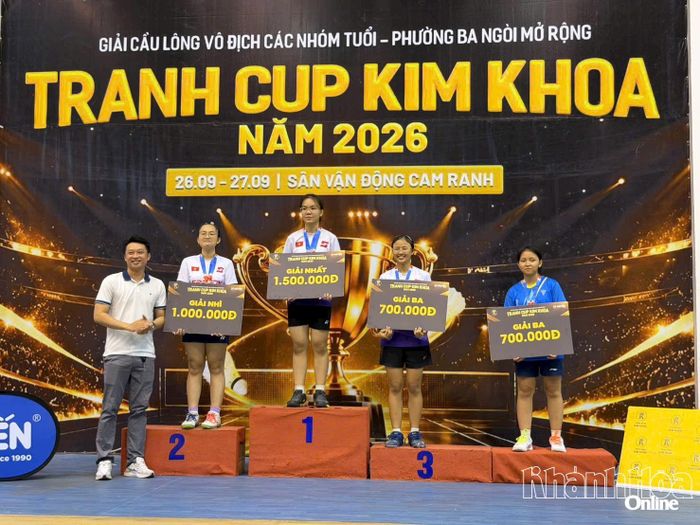 Ban tổ chức trao giải cho các vận động viên đạt thành tích ở nội dung đơn nữ U15.