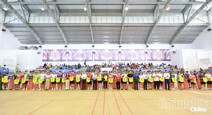Ban tổ chức tặng cờ lưu niệm cho các câu lạc bộ, đơn vị tham gia giải.