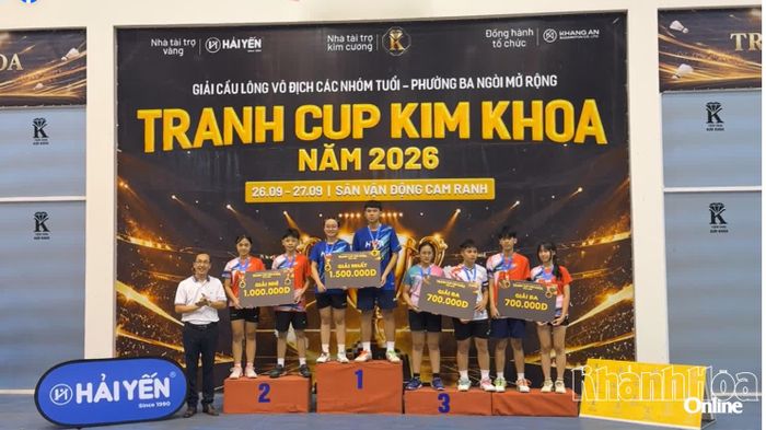 Ban tổ chức trao giải cho các vận động viên đạt thành tích ở nội dung đôi nam nữ U15.