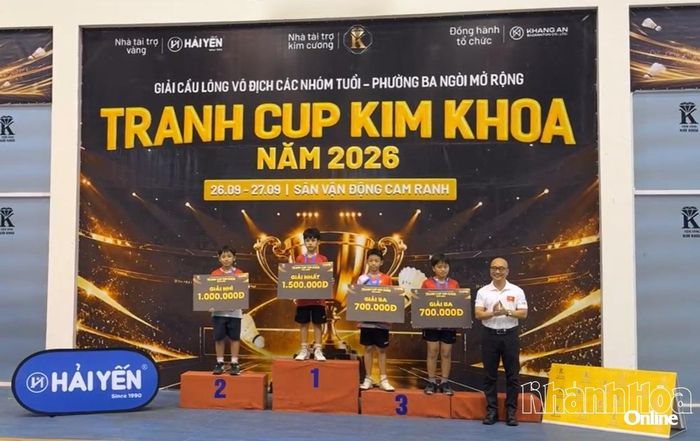 Ban tổ chức trao giải cho các vận động viên đạt thành tích ở nội dung đơn nam U12.
