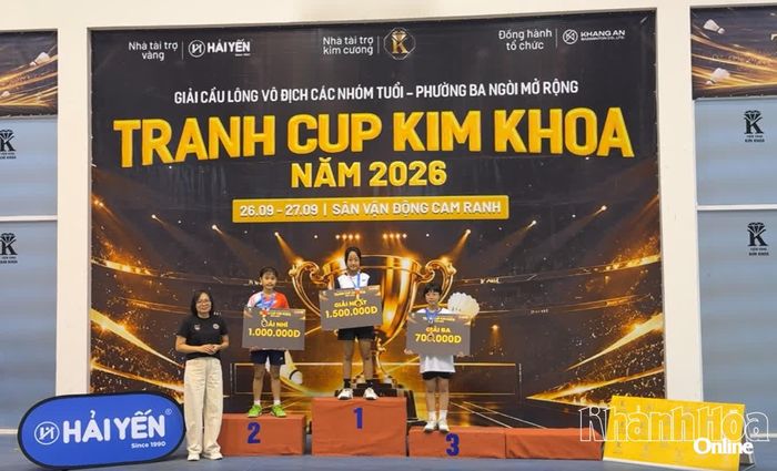 Ban tổ chức trao giải cho các vận động viên đạt thành tích ở nội dung đơn nữ U12.