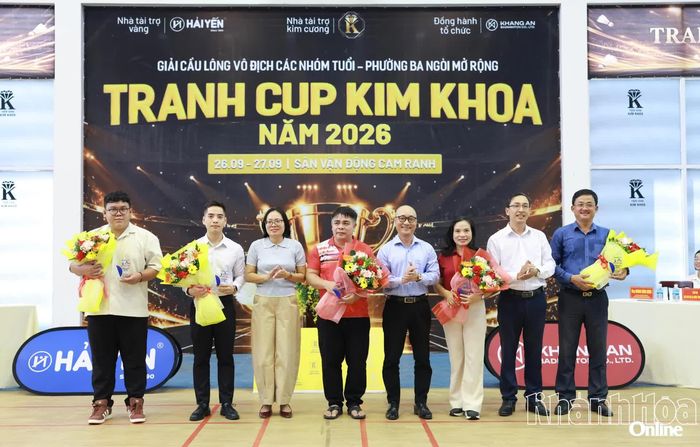 Ban tổ chức tặng hoa cho các đơn vị đồng hành với giải đấu.