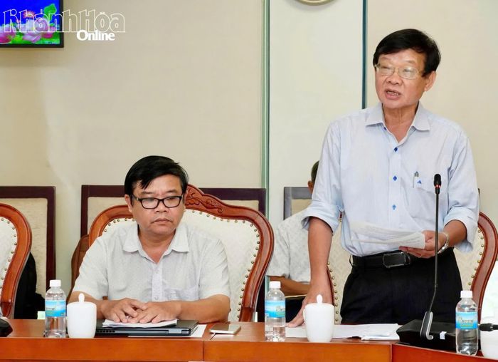 Lãnh đạo Sở Y tế báo cáo tại cuộc họp.