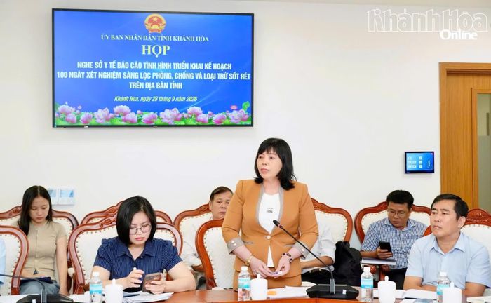 Lãnh đạo xã Nam Khánh Vĩnh phát biểu tại cuộc họp.