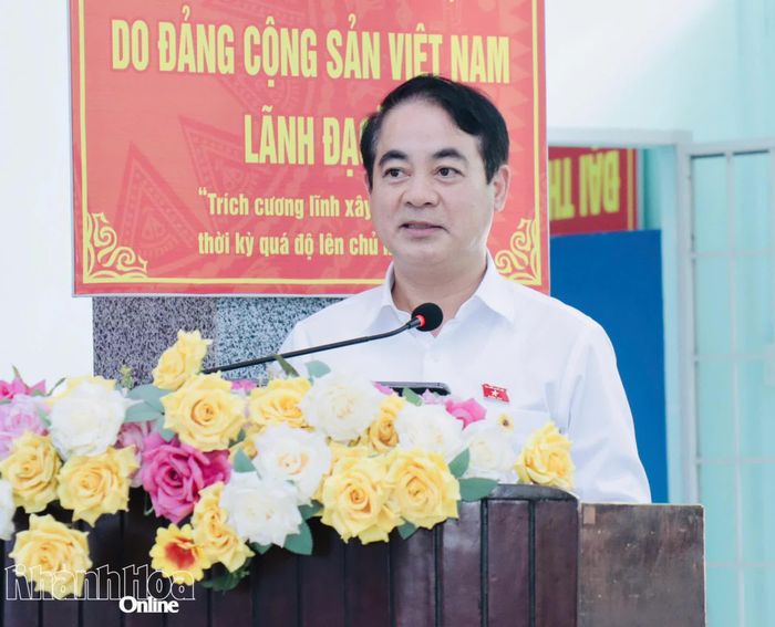 Đồng chí Nghiêm Xuân Thành phát biểu tại buổi tiếp xúc cử tri.