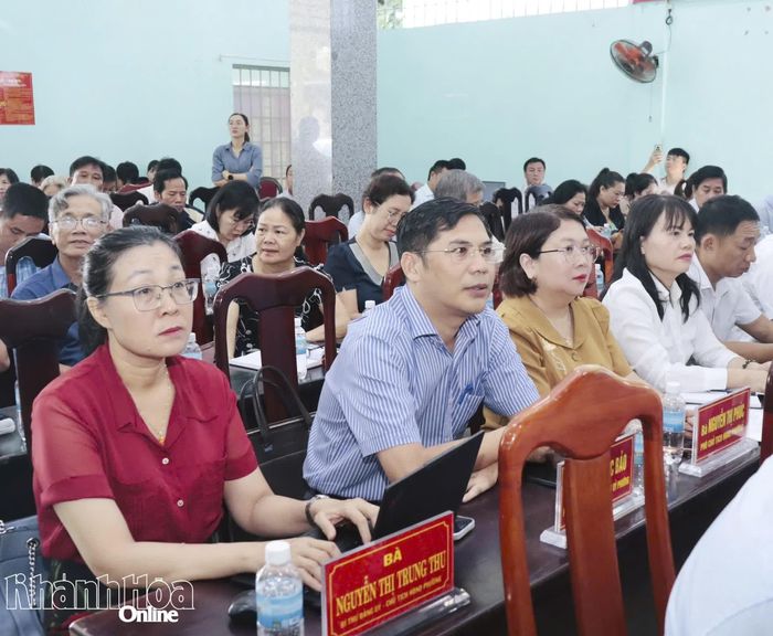 Các đại biểu, cử tri phường Bắc Nha Trang tại buổi tiếp xúc cử tri.