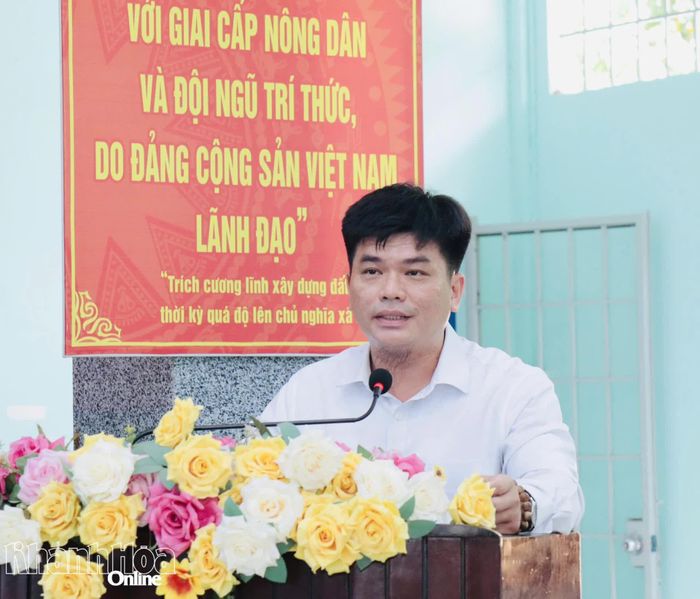 Lãnh đạo phường Bắc Nha Trang giải đáp ý kiến của cử tri.