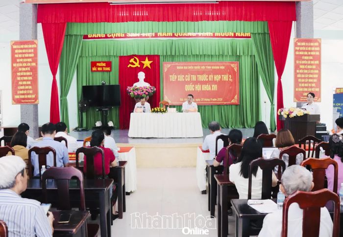 Quang cảnh buổi tiếp xúc cử tri.
