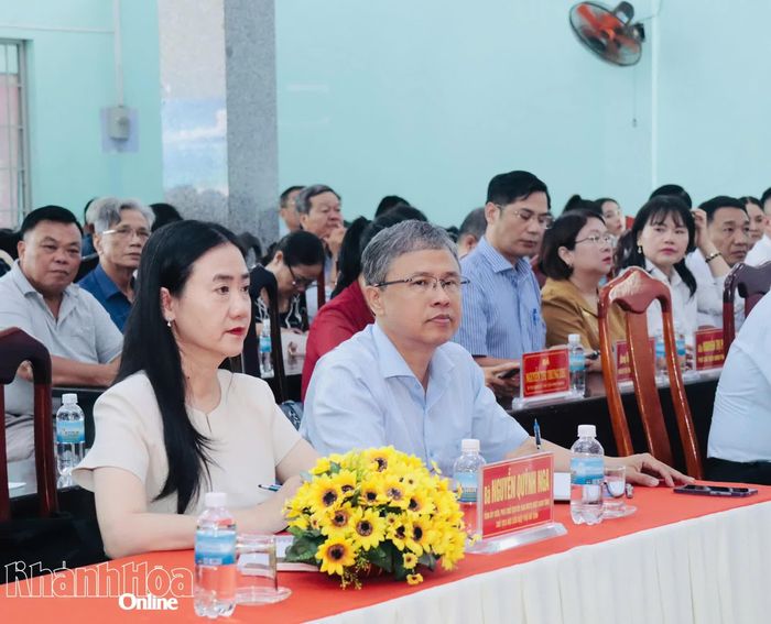 Đồng chí Trần Hòa Nam cùng các đại biểu, cử tri phường Bắc Nha Trang tham dự buổi tiếp xúc cử tri.