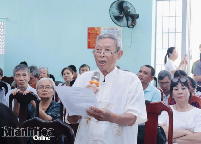 Cử tri phường Bắc Nha Trang phát biểu ý kiến về thủ tục đất đai.