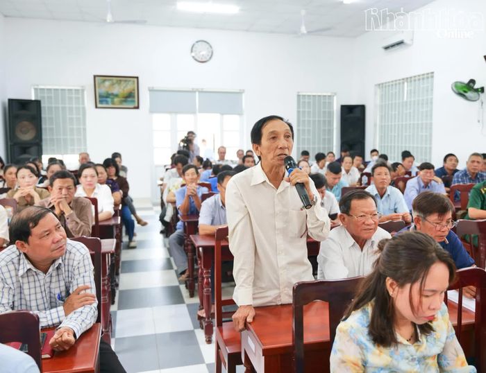 Cử tri xã Vĩnh Hải nêu kiến nghị tại buổi tiếp xúc cử tri.