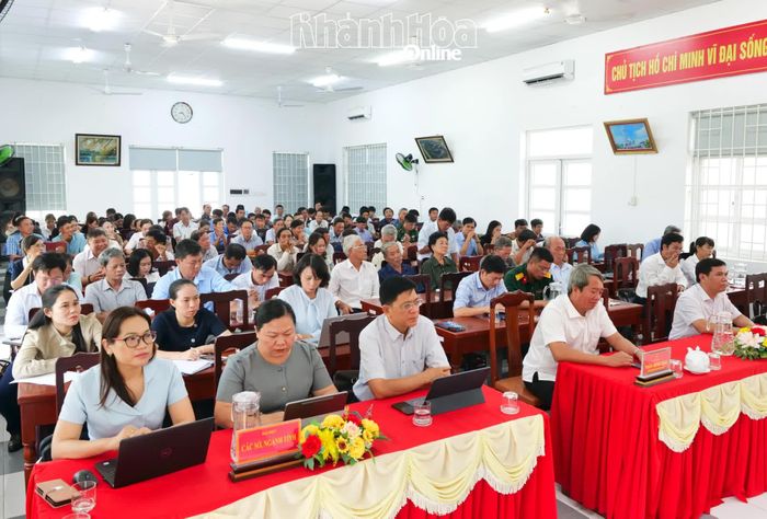 Quang cảnh buổi tiếp xúc cử tri.
