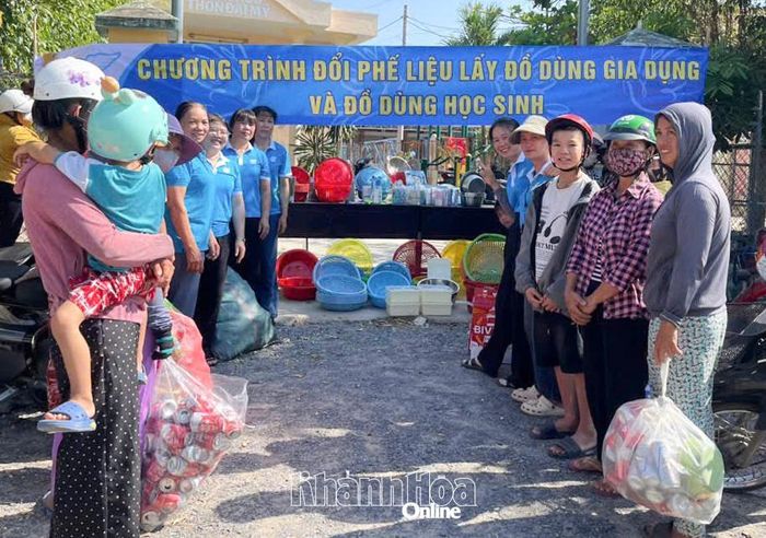 Hội Liên hiệp Phụ nữ xã Hòa Trí tổ chức chương trình đổi phế liệu lấy đồ dùng gia đình.