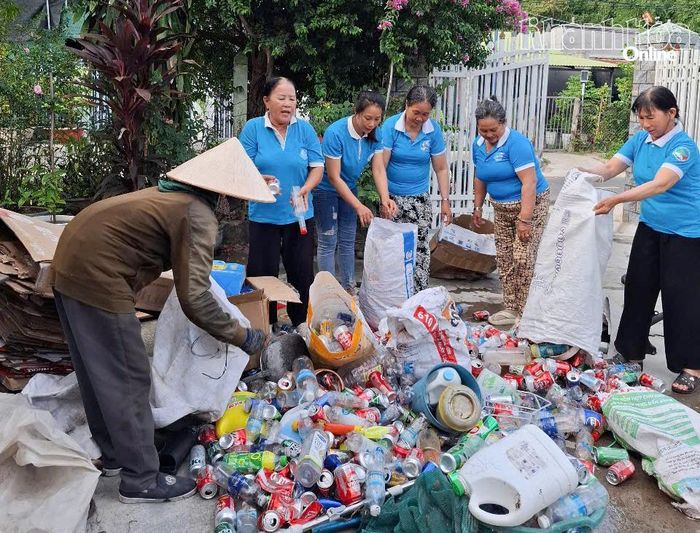 Phụ nữ phường Cam Ranh thực hiện mô hình "Thu gom phế liệu - góp quỹ yêu thương".