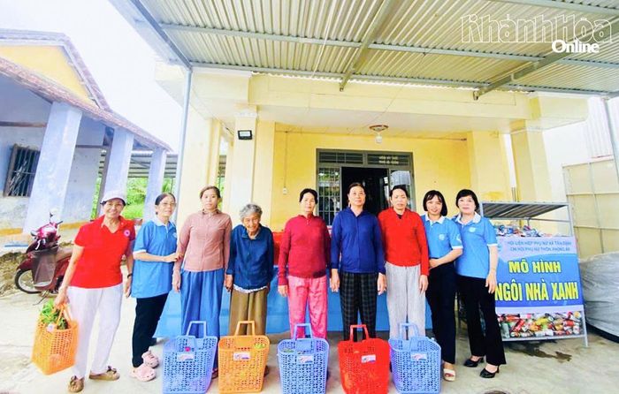 Từ nguồn kinh phí của mô hình "Ngôi nhà xanh", các cấp hội ở xã Tân Định tặng quà cho phụ nữ có hoàn cảnh khó khăn.