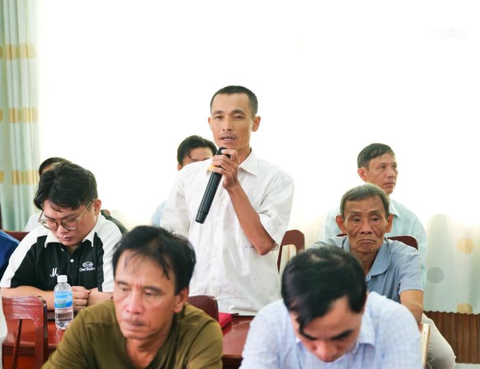 Cử tri phường Ninh Chử nêu kiến nghị tại buổi tiếp xúc cử tri.