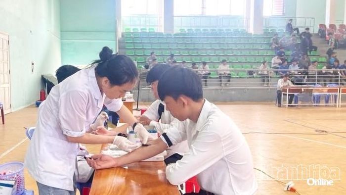 Cán bộ y tế lấy mẫu máu xét nghiệm sàng lọc bệnh tan máu bẩm sinh, thiếu máu, thiếu sắt cho học sinh, sinh viên.
