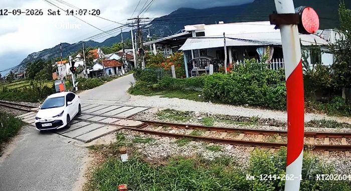 Camera ghi lại hình ảnh ông C. điều khiển xe ô tô vượt đường ngang khi đèn đỏ đã bật sáng.