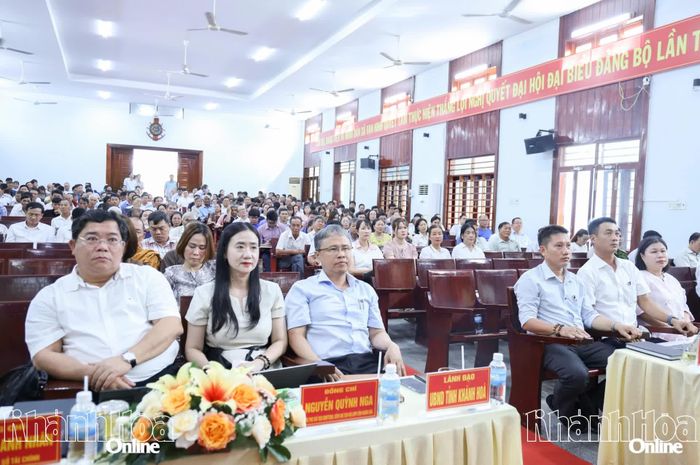 Đồng chí Trần Hòa Nam cùng các đại biểu, cử tri tham dự buổi tiếp xúc cử tri.