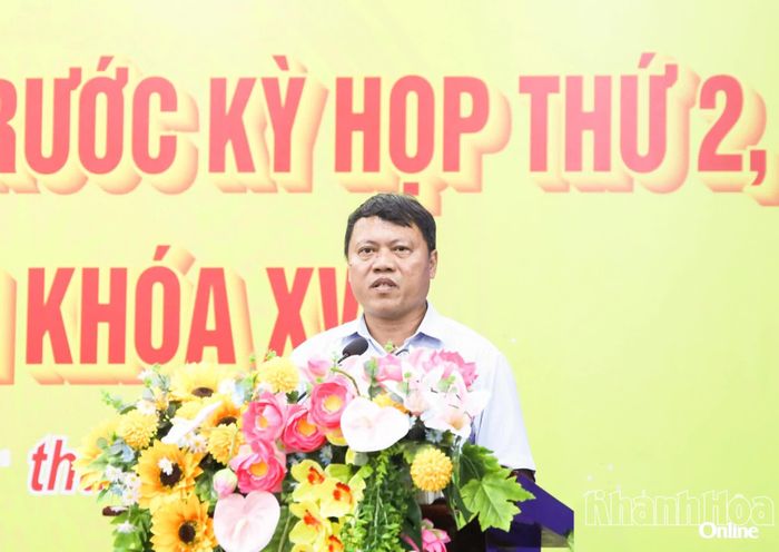 Lãnh đạo xã Đại Lãnh thông tin một số nội dung liên quan tại buổi tiếp xúc.