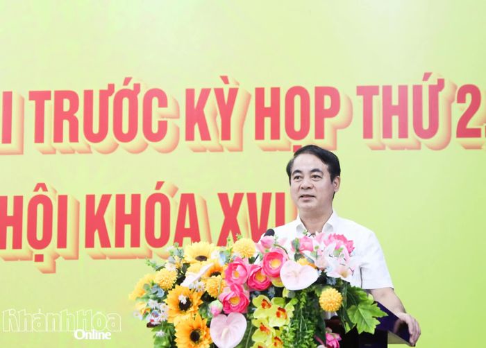 Đồng chí Nghiêm Xuân Thành phát biểu tại buổi tiếp xúc cử tri.