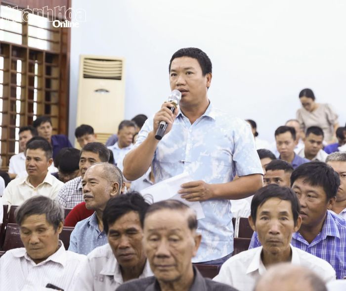 Cử tri nêu kiến nghị tại buổi tiếp xúc.