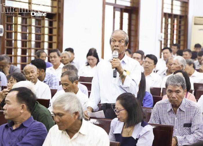Cử tri nêu kiến nghị tại buổi tiếp xúc.