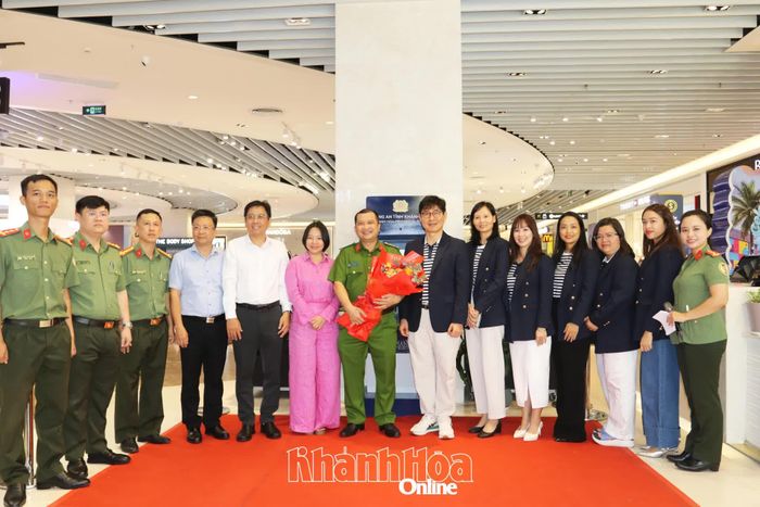 Ông Bae Kang Woo - Tổng Giám đốc Trung tâm Thương mại Gold Coast tặng hoa cho Đại tá Trần Minh Trúc - Phó Giám đốc Công an tỉnh.