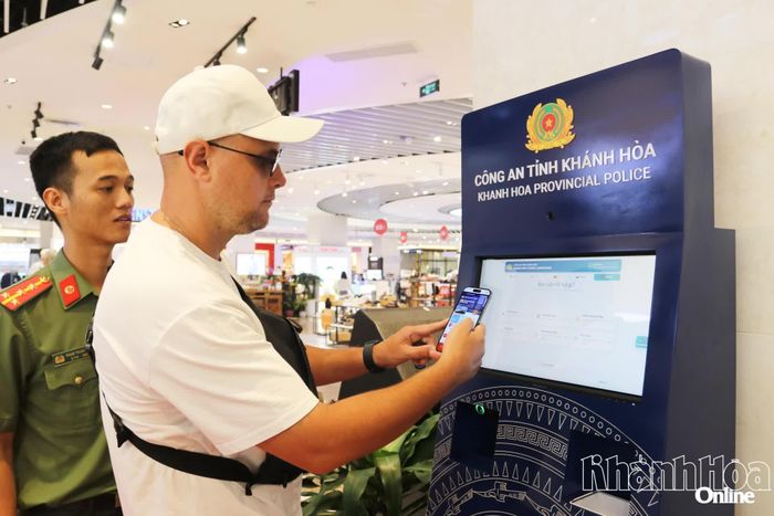 Anh Alexandrov Sergey, du khách Nga trải nghiệm kiosk KTA.