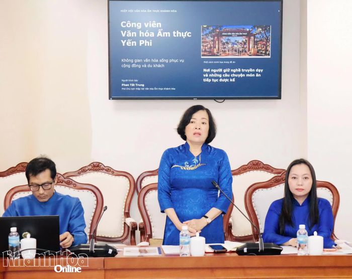 Lãnh đạo Hiệp hội Văn hóa Ẩm thực Khánh Hòa báo cáo về ý tưởng xây dựng Đề án Không gian Văn hóa Ẩm thực Khánh Hòa.