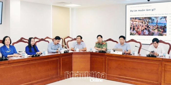 Các đại biểu tham dự cuộc họp.