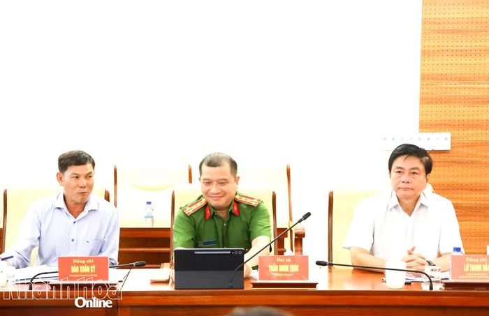 Đồng chí Lữ Thanh Hải - Ủy viên Ban Thường vụ Tỉnh ủy, Phó Chủ tịch Thường trực HĐND tỉnh và các đại biểu tham dự phiên họp tại điểm cầu Tỉnh ủy Khánh Hòa.