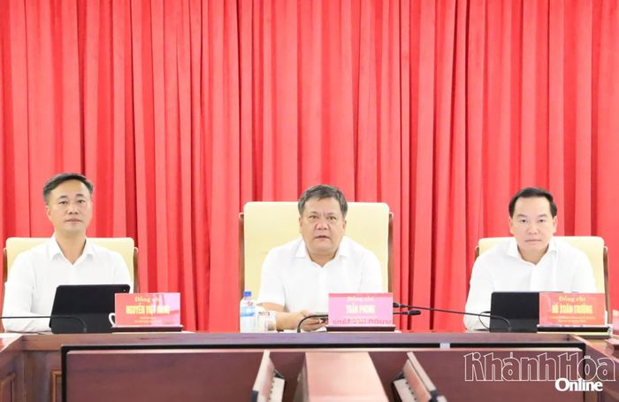 Các đồng chí: Trần Phong, Hồ Xuân Trường, Nguyễn Việt Hùng tham dự phiên họp tại điểm cầu Tỉnh ủy Khánh Hòa.