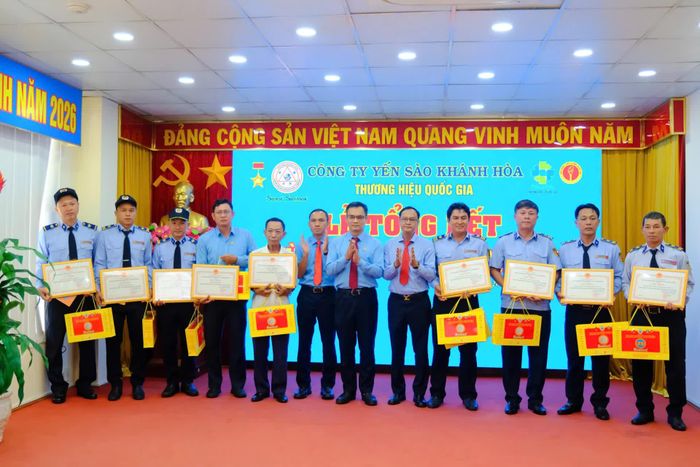 Khen thưởng các tập thể hoàn thành tốt nhiệm vụ khai thác yến sào mùa vụ năm 2026.