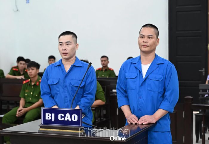 Hai bị cáo trước tòa.