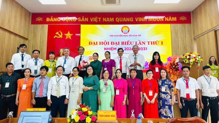 Ban Chấp hành Hội Khuyến học xã Hòa Trí nhiệm kỳ 2026 - 2031 ra mắt đại hội.