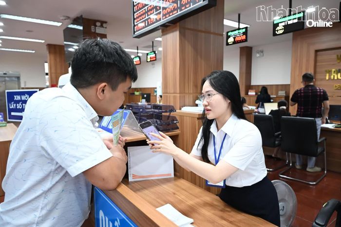 Nhân viên Trung tâm Phục vụ hành chính công tỉnh hướng dẫn người dân thực hiện thủ tục trực tuyến.