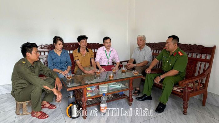 Công an xã, Phòng Giao dịch NHCSXH Phong Thổ trò chuyện với gia đình có người chấp hành xong án phạt tù được vay vốn.