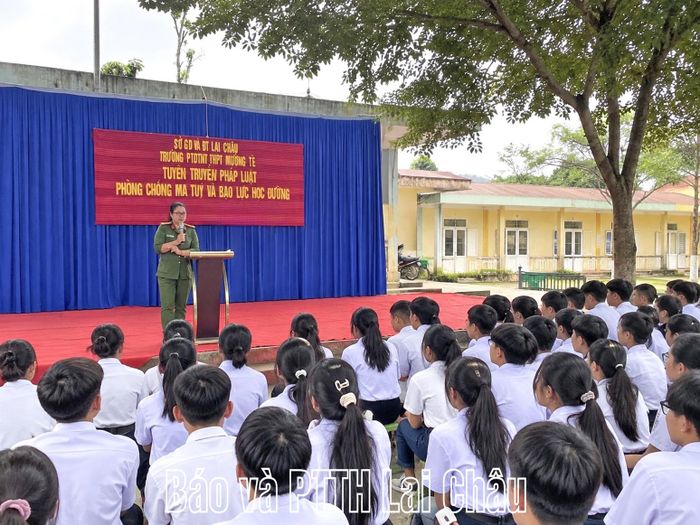Công an xã Bum Tở phối hợp với Trường THPT Nội trú Mường Tè tuyên truyền các biện pháp phòng, chống ma tuý.